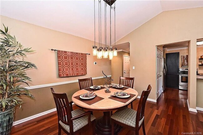 Building Photo - Charming 2BR Condo in Charlotte