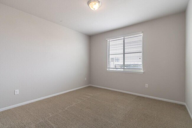 Building Photo - 2880 Donnell Dr