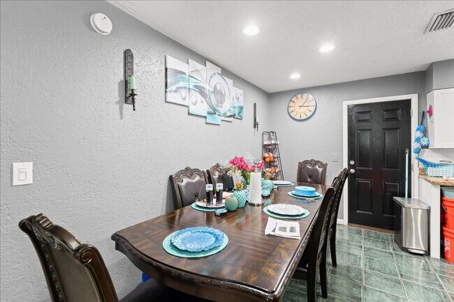 Building Photo - Charming Updated 3-Bedroom Home — Prime Daytona Location!