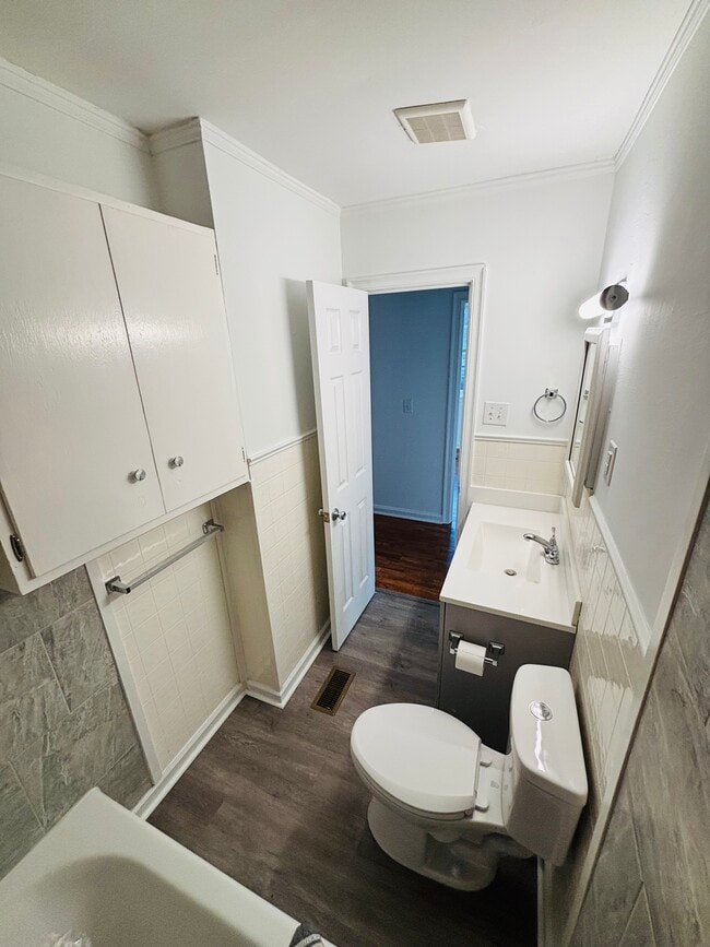 Building Photo - 1312 E 60th St