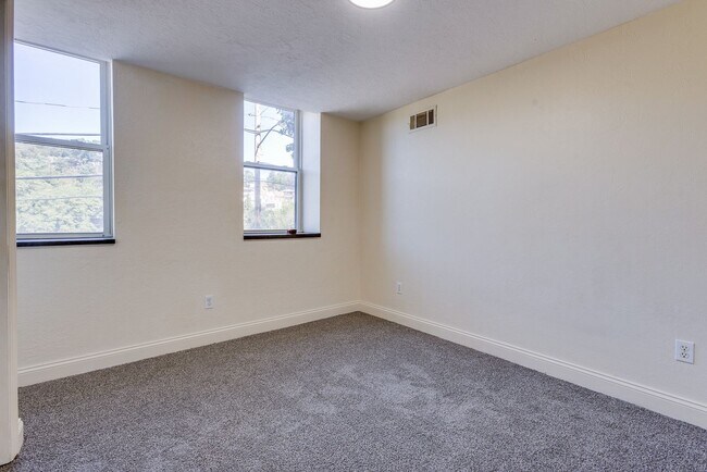 Building Photo - 182 W Warrington Ave