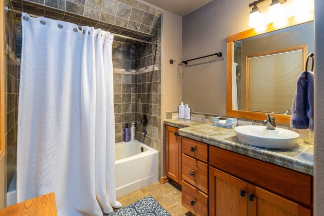 Building Photo - 17028 Cooper Dr