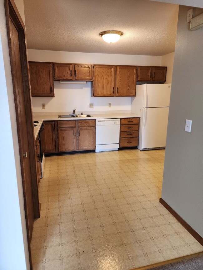 Building Photo - Large 2 Bedroom, 1 Bathroom Apartment with...