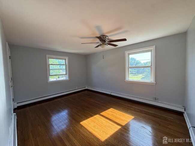 Building Photo - 824 2nd St