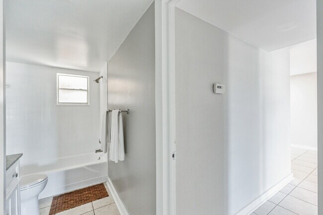 Building Photo - "Charming Coastal Retreat: Cozy 1-Bedroom ...