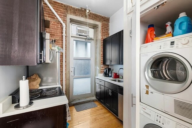 Building Photo - 220 Sullivan St