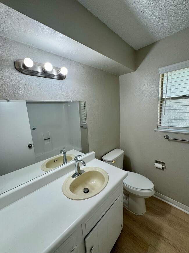 Building Photo - 6000 Lindy Ln