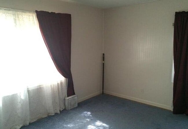 Building Photo - CLOSE TO UNR - HARDWOOD FLOORS - FENCED BA...