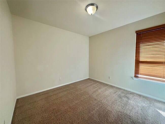 Building Photo - 911 Copper Lake Rd