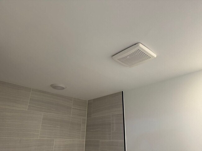 Building Photo - Brand new luxury townhome on the eastside....