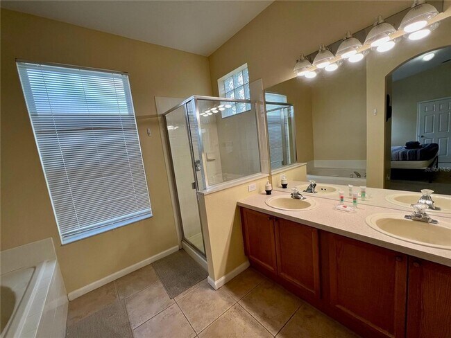 Building Photo - 8127 Fan Palm Way