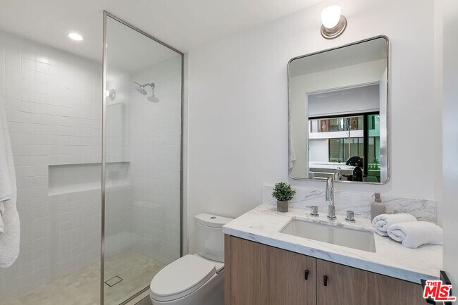 Building Photo - 610 S Van Ness Ave