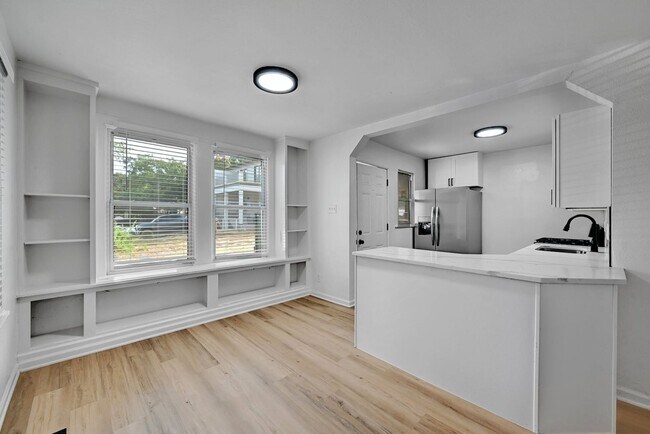 Building Photo - 8 bed 5 Bath house in center of West campus Pre Lease Aug 2026