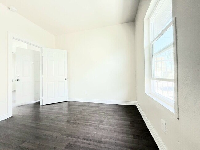 Building Photo - 1368 E Vernon Ave