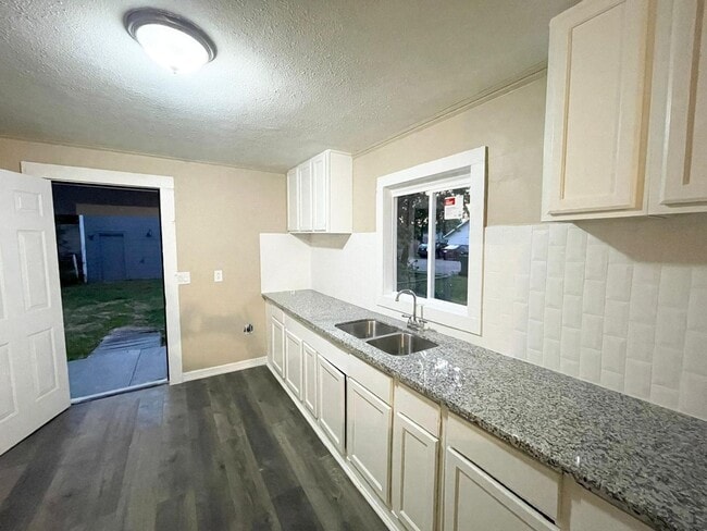 Building Photo - Your dream home awaits!