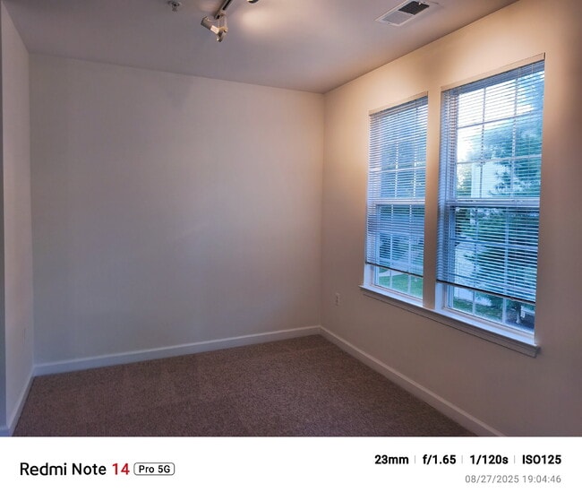 Building Photo - Vibrant Brambleton Condo Steps from Town C...