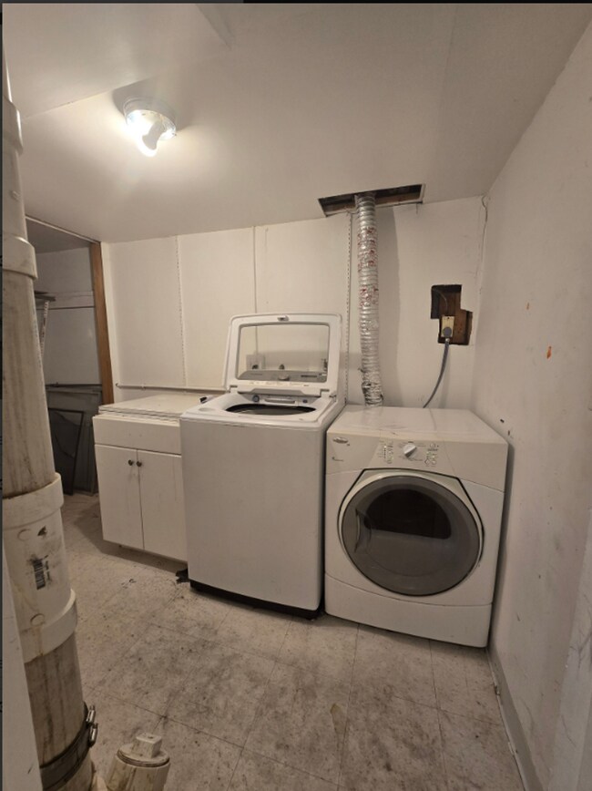 Building Photo - 135 Custer Ave