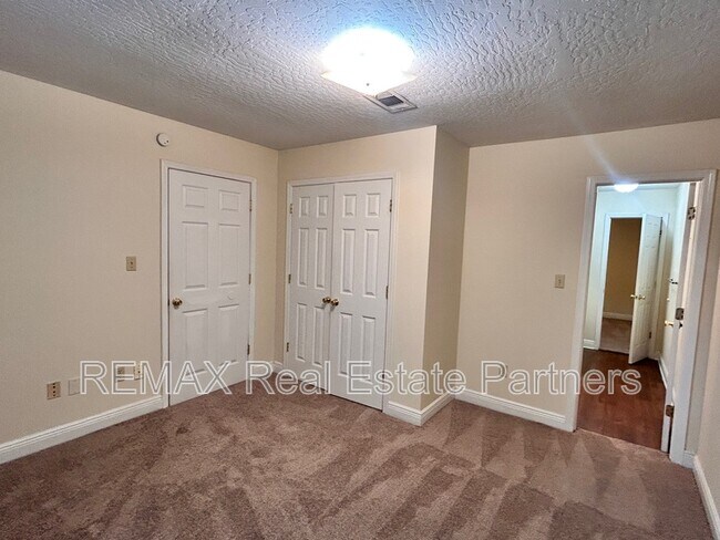 Building Photo - 121 Lexington Dr