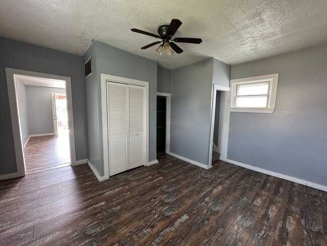 Building Photo - Fountain Square 2 Bed 1 Bath with large backyard.