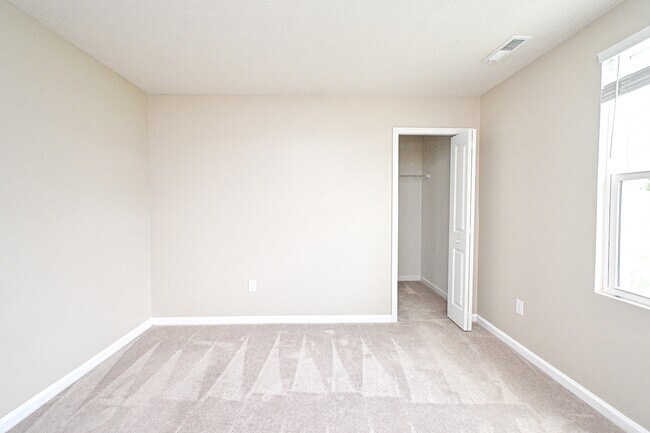 Building Photo - 5697 Julia Kate Dr