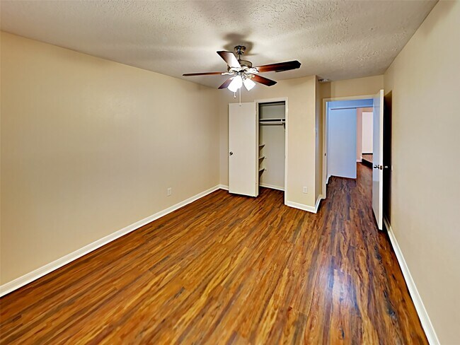 Building Photo - 16259 Hollow Wood Dr
