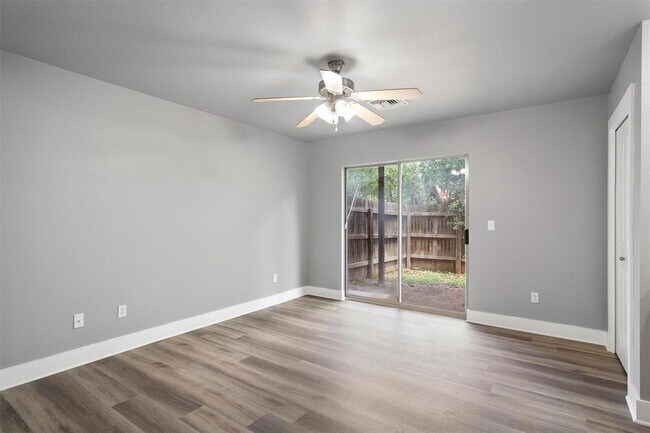 Building Photo - 13420 Lyndhurst St