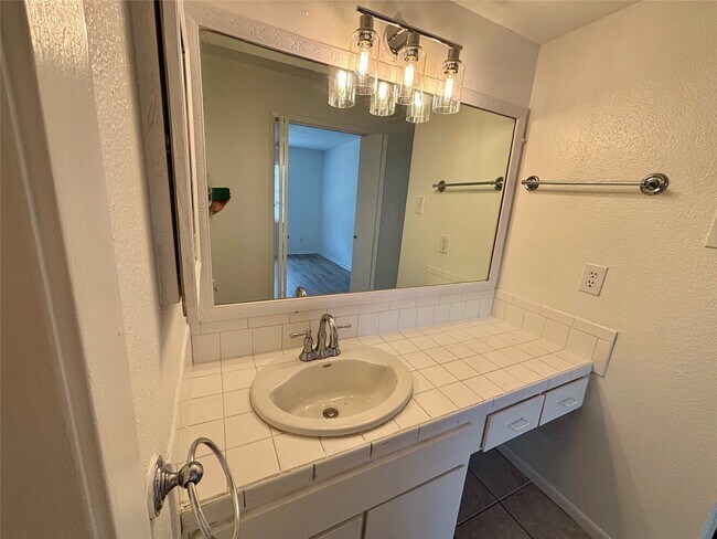 Building Photo - 2800 Jeanetta St