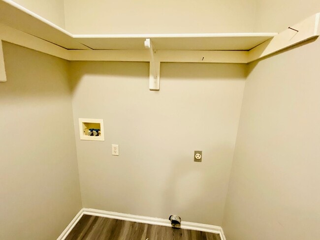 Building Photo - {1601} Spacious Duplex + Two Car Garage + Finished Basement + Fort Osage School District