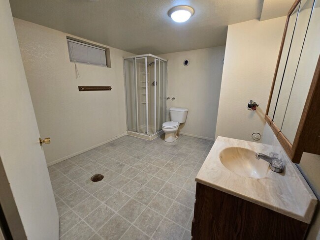 Building Photo - Beautiful North Side Home! Available Now!