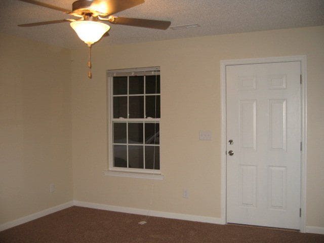 Building Photo - 689 Highland Dr SW