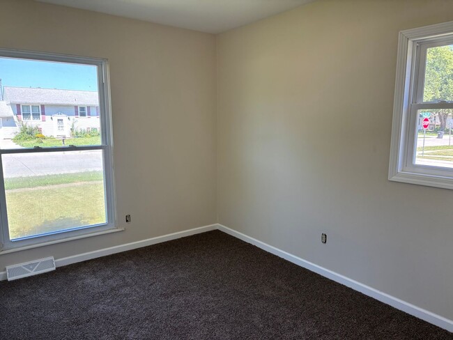 Building Photo - 3 Bedroom, 2 Bath Single Family Home in Cl...