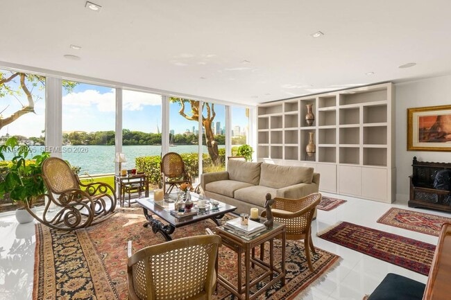 Building Photo - 1000 Venetian Way