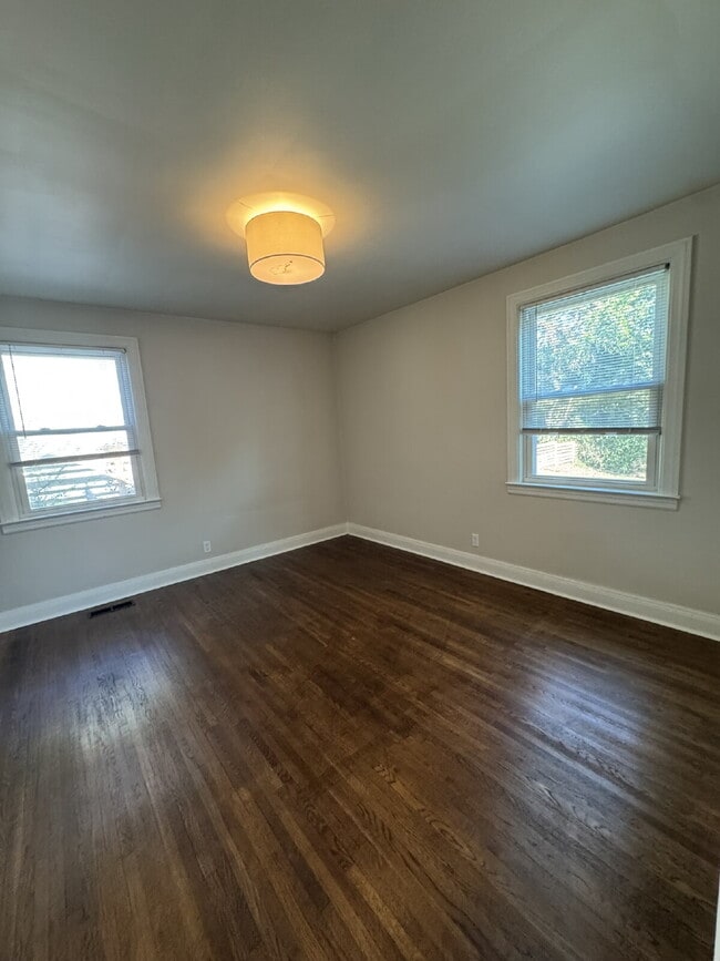 Building Photo - Charming 3 bedroom and 2 bathroom Cottage