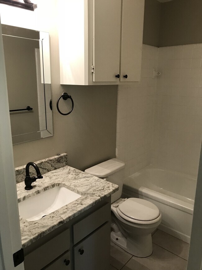 Building Photo - 612SB