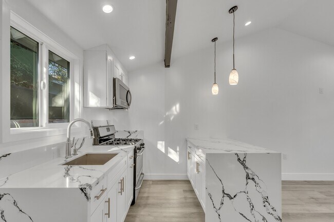 Building Photo - 14753 Hartland St