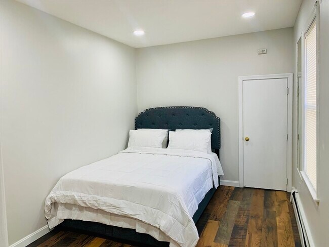 Building Photo - 400 Charles St