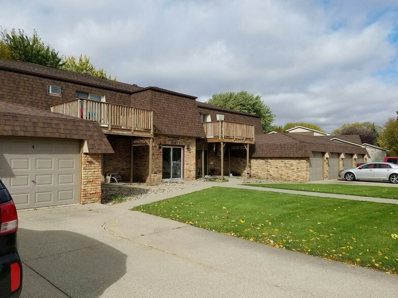 Woodridge Apartments - 1647 Pleasant View Dr