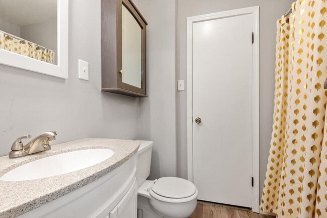 Building Photo - 648 Golfview Dr