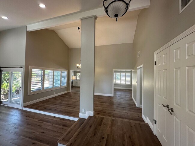 Building Photo - Stunning 4+2 Pool Home Home In Westlake Hi...