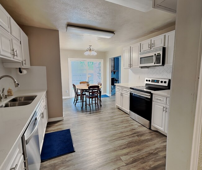 Building Photo - Don't miss your opportunity to make this Camelot gem your next home—schedule your tour today!