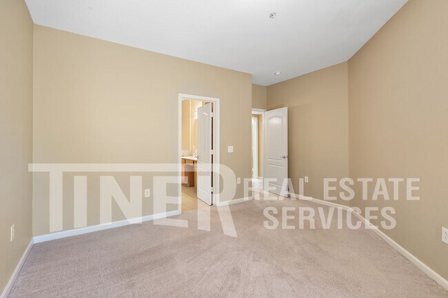 Building Photo - 5350 Dunlay Dr