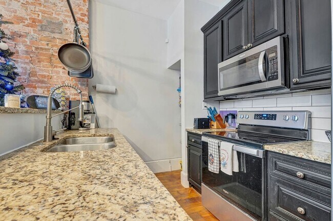 Building Photo - Charming 3BR Duplex in Covington