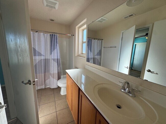 Building Photo - Presidio 3 Bed!