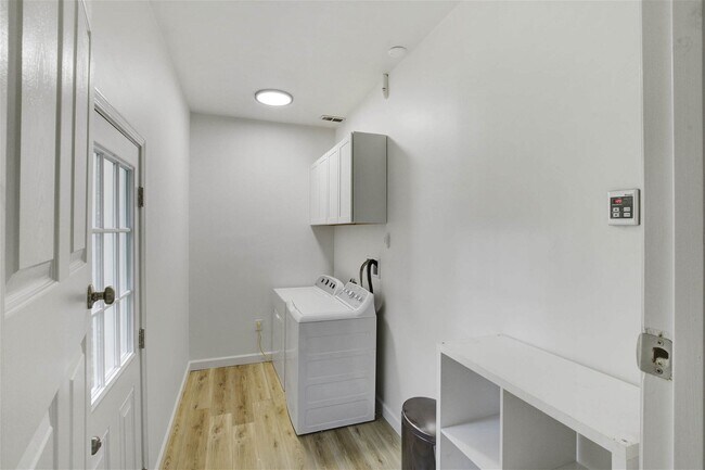 Building Photo - 221 Forest Cir