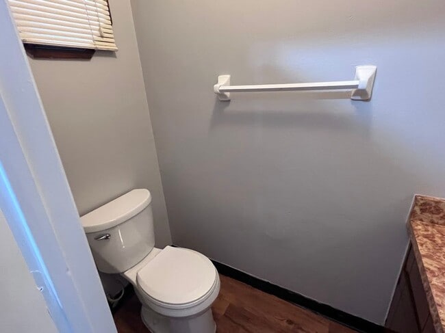 Building Photo - 2 Bedroom / 1 Full and 2 Half Bath -