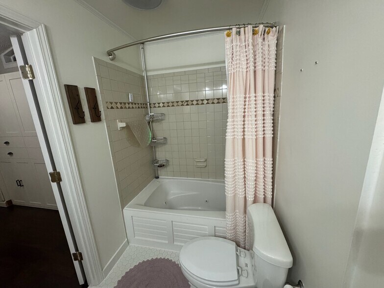 Shower/tub - 1822 N Rock Springs Rd NE