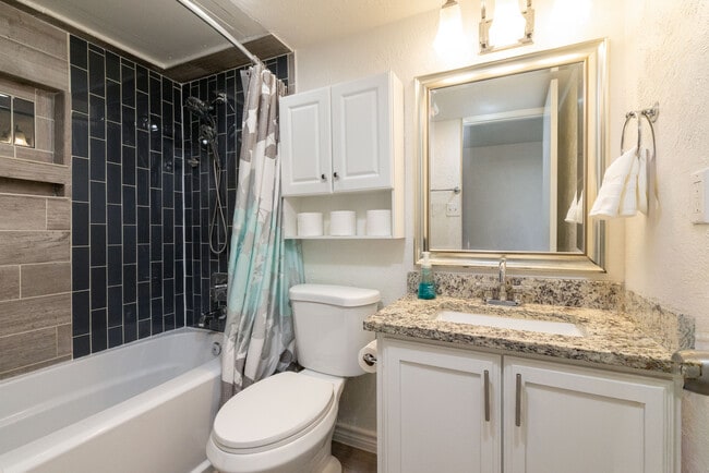 Building Photo - 864 Warwick Dr