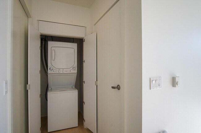 Building Photo - Modern 2nd Floor Studio with D/W & Washer/...