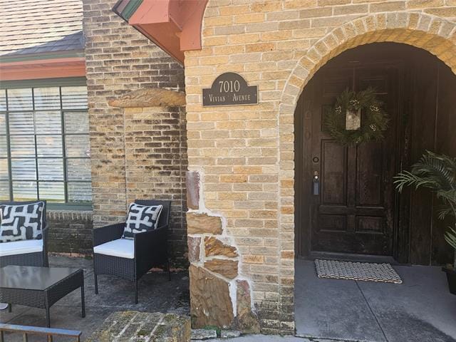 Building Photo - 7010 Vivian Ave