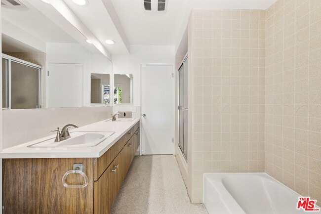 Building Photo - 8900 Alto Cedro Dr